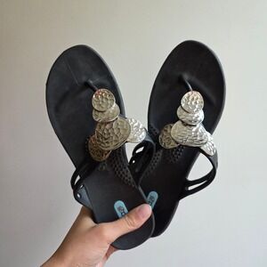 Oka-B Women Black Thong Sandals Silver Hammered Disc Accents Size ML 8-9 USA